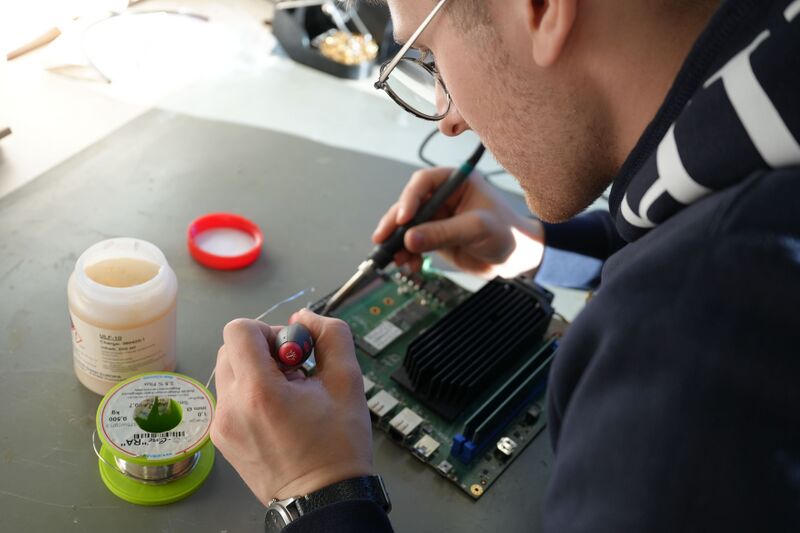 Datei:Verlöten von PCIe-Slots.jpg