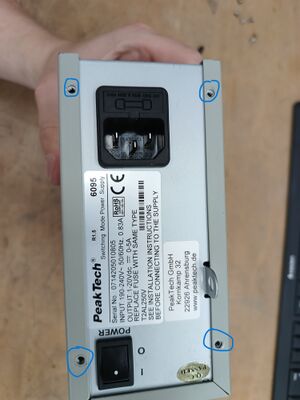 PeakTech 6095 Schraubenlöcher Rückseite.jpg