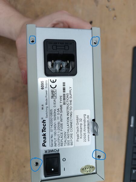 Datei:PeakTech 6095 Schraubenlöcher Rückseite.jpg